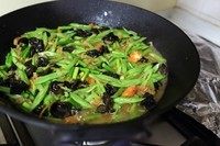 卤面/蒸卤面/豆角焖面,到入热水,不要没过菜。