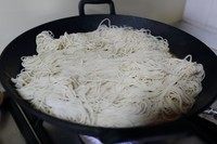卤面/蒸卤面/豆角焖面,汤汁烧开后码入面条,转小火,盖盖子焖12-13分钟。