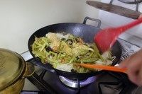 卤面/蒸卤面/豆角焖面,将面条和上层的蔬菜翻拌均匀,保证锅底要有一层蔬菜,不要让面条接触锅底。