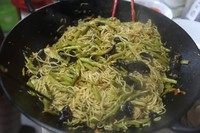 卤面/蒸卤面/豆角焖面,再盖盖子闷2-3分钟。关火,起锅。将蔬菜和面条挑拌均匀。