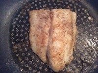黄油龙利鱼,翻面,继续煎至鱼肉熟,掌握不好时间的话可以尝一尝,鱼肉熟的很快的。