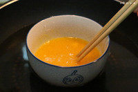 巧克力脆皮蛋糕,蛋液+<a style='color:red;display:inline-block;' href='/shicai/ 10588'>糖</a>隔温水搅拌3、4分钟,水温不要太高,用手指试一下,不烫手就可以。