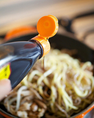 炒面,倒入<a style='color:red;display:inline-block;' href='/shicai/ 46451'>炒面酱</a>一同翻炒,约1分钟,等待酱香浓郁
