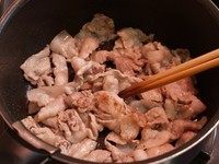 情人节爱心型咖喱饭,锅内倒沙拉油,放五花肉炒,炒到变色的时候取出