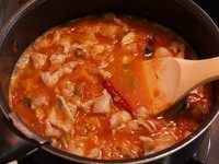 情人节爱心型咖喱饭,把西葫芦、南瓜和青椒倒入锅中,炒一会儿后再倒入苹果泥、胡萝卜泥、姜末和<a style='color:red;display:inline-block;' href='/shicai/ 83245'>番茄罐头</a>,炒15分钟,再倒入2的五花肉和○,煮15分钟