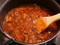 情人节爱心型咖喱饭,把肉桂棒、干辣椒和月桂叶取出,先关火,放入<a style='color:red;display:inline-block;' href='/shicai/ 10650'>咖喱块</a>至其溶解,再开火,加入●稍微煮一会儿
