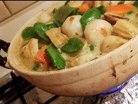 泰式青咖喱海鲜煲,锅内材料全部倒入砂锅中,用勺子翻匀,盖上啥锅盖煮15分钟左右,期间用勺拌匀一下。就可以了,有罗勒叶的话可以熄火放一小把进去。