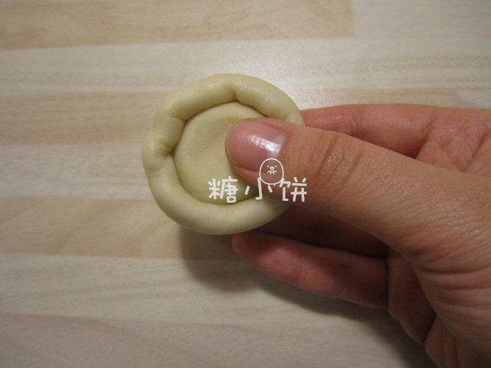 莲花酥,将油酥裹到油皮中,边按压油酥边把油皮推上来收拢,收口