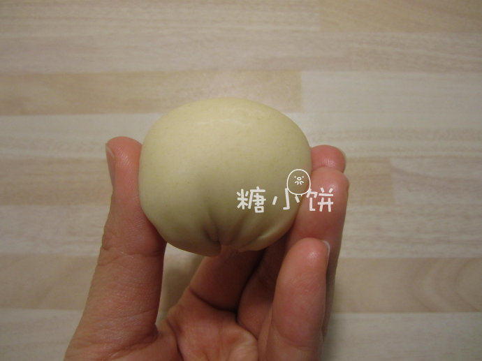 莲花酥,把卷好的面卷两端往下捏,团成一个球形