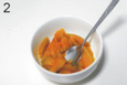 爱心南瓜饼,蒸熟的南瓜趁热用勺子压成南瓜泥,并拌入适量<a style='color:red;display:inline-block;' href='/shicai/ 3729'>白糖</a>。