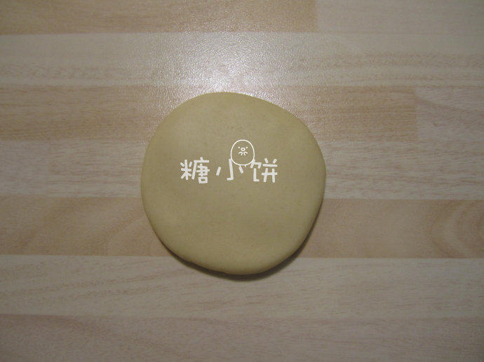 莲花酥,收口朝下按扁,擀成厚面皮