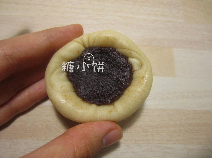 莲花酥,包入15G豆沙馅,跟包红豆包一样,收口朝下放置