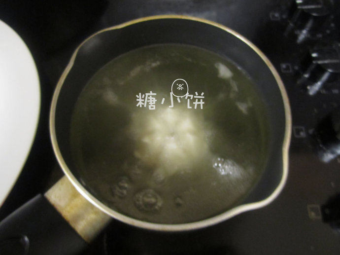 莲花酥,锅内的油量要足以没过生坯,油的温度控制在生坯入锅时能冒出不是非常密集的大泡