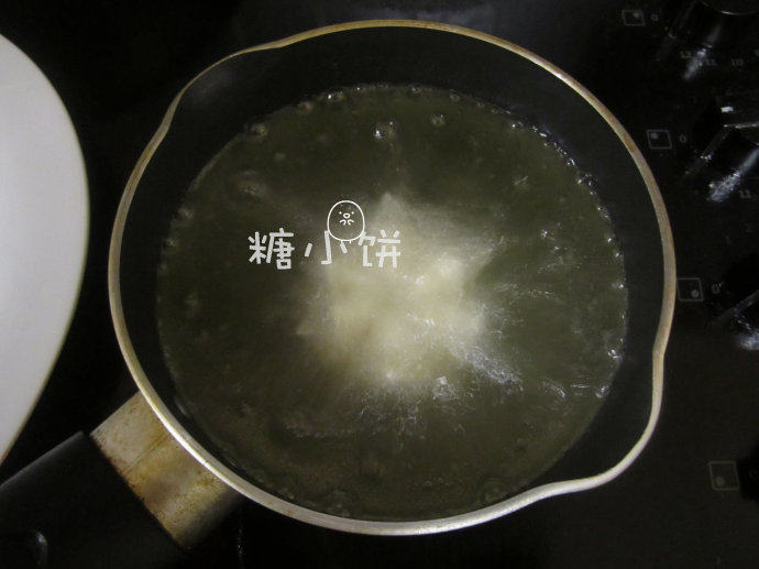 莲花酥,花瓣会慢慢地自然打开,这时候如果用筷子轻轻碰一下会发现花瓣是软的
