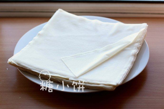 素菜春卷,买来的市售<a style='color:red;display:inline-block;' href='/shicai/ 4696'>春卷皮</a>,这款是方形,如果是买到圆形的话也是一样包