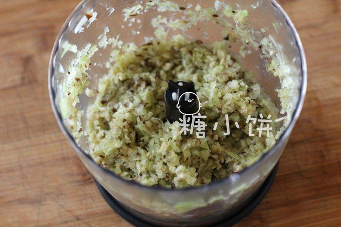 素菜春卷,香菇和西芹放入搅拌机中打碎后挤掉一部分水分,不用挤得太干