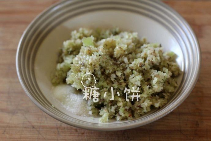素菜春卷,加入盐、<a style='color:red;display:inline-block;' href='/shicai/ 10588'>糖</a>和<a style='color:red;display:inline-block;' href='/shicai/ 847'>香油</a>拌匀，立即包的话不会严重出水