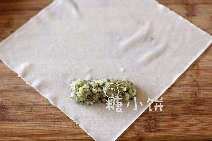 素菜春卷,取一张春卷皮,如图示将馅料铺在一角