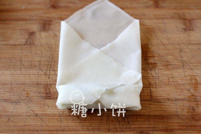 素菜春卷,把左右两边的春卷皮向中间折叠
