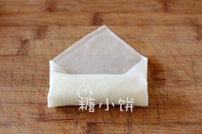 素菜春卷,再继续卷起来,最后收尾处抹一点点清水帮助粘合