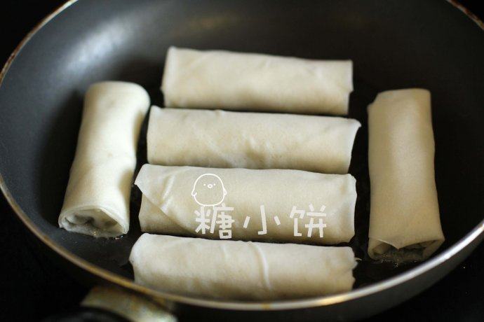 素菜春卷,平底锅多放一点油烧热,排入生坯