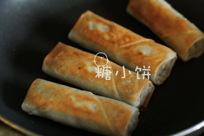 素菜春卷,大火煎至两面金黄即可