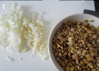 小扁豆豆汤 ,小扁豆提前一晚上泡起来，比较好煮。洋葱大蒜切碎