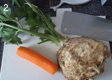 小扁豆豆汤 ,<a style='color:red;display:inline-block;' href='/shicai/ 11637'><a style='color:red;display:inline-block;' href='/shicai/ 125'>芹菜</a>根</a>去皮切碎，带的一点<a style='color:red;display:inline-block;' href='/shicai/ 125'>芹菜</a>也去叶子切碎。<a style='color:red;display:inline-block;' href='/shicai/ 25'>胡萝卜</a>切碎