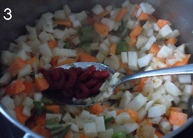 小扁豆豆汤 ,锅里给油，将洋葱和大蒜炒香。然后加入胡萝卜和芹菜，芹菜根，炒香，炒软。加入<a style='color:red;display:inline-block;' href='/shicai/ 753'>番茄沙司</a>