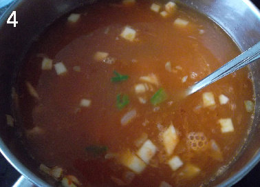 小扁豆豆汤 ,加入小扁豆和<a style='color:red;display:inline-block;' href='/shicai/ 23'>土豆</a>块。翻炒均匀后，倒入比食材高出约1.5倍的<a style='color:red;display:inline-block;' href='/shicai/ 6366'>蔬菜汤</a>，加入<a style='color:red;display:inline-block;' href='/shicai/ 741'>香叶</a>。大火煮开后，上盖转小火煮20-25分钟到小扁豆烂透