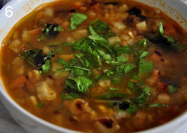 小扁豆豆汤 ,喜欢喝比较浓稠的，取部分汤，放入搅拌机打碎，再倒回锅里煮。撒把新鲜欧芹叶，按口味给Basalmico，即可