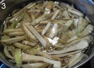 朝鲜蓟炒Bulgur饭 ,剩下的部分切成条,泡入<a style='color:red;display:inline-block;' href='/shicai/ 4818'>柠檬水</a>中。不然会氧化变黑