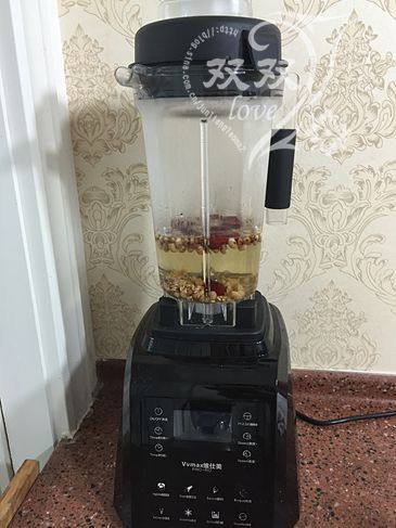 红枣豆浆,加入烧开的清水。(新烧的开水最好,这样不仅热度好,也会更粘稠)