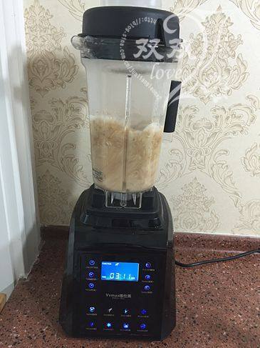 红枣豆浆,选择破壁料理机五谷选项,3分20秒,就可以喝到香浓的豆浆了