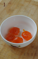 蛋黄豆腐,四个<a style='color:red;display:inline-block;' href='/shicai/ 9596'>咸蛋黄</a>加几滴白酒