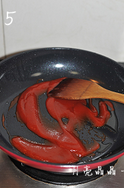 菠萝咕老豆腐 ,用锅中余油，中火煸炒<a style='color:red;display:inline-block;' href='/shicai/ 753'>番茄沙司</a>半分钟