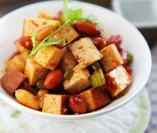 花生米芹菜拌熏干 