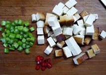 花生米芹菜拌熏干 ,小芹菜洗净切成小丁待用，熏干切成1厘米见方的小丁备用。