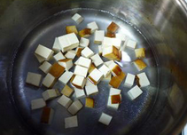 花生米芹菜拌熏干 ,锅中烧水，水沸腾后，倒入熏干丁汆烫1-2分钟