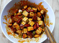 花生米芹菜拌熏干 ,加上所有调料拌匀，撒上少许<a style='color:red;display:inline-block;' href='/shicai/ 141765'>熟芝麻</a>即可食用