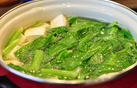 芥菜豆腐蛤蜊汤,放入芥菜,滚一下即可关火,调味上桌(豆腐可根据口味搭配蘸料食用)