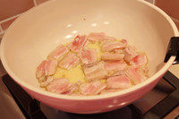 辣白菜肉炒饼,<a style='color:red;display:inline-block;' href='/shicai/ 428'>五花肉</a>切薄片。<a style='color:red;display:inline-block;' href='/shicai/ 2863'>辣白菜</a>简单切碎。蒜切片，葱切碎。<a style='color:red;display:inline-block;' href='/shicai/ 111'>圆白菜</a>撕小块。热油，放入<a style='color:red;display:inline-block;' href='/shicai/ 428'>五花肉</a>，炒断生。