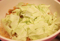 辣白菜肉炒饼,下<a style='color:red;display:inline-block;' href='/shicai/ 7961'>饼丝</a>,翻炒均匀,这里我喜欢用筷子,拌匀。下圆白菜翻炒。