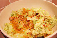 辣白菜肉炒饼,加入一勺<a style='color:red;display:inline-block;' href='/shicai/ 788'>生抽</a>，一小勺<a style='color:red;display:inline-block;' href='/shicai/ 10588'>糖</a>，炒匀关火。出锅前点一点<a style='color:red;display:inline-block;' href='/shicai/ 847'>香油</a>，撒<a style='color:red;display:inline-block;' href='/shicai/ 678'>白芝麻</a>少许拌匀。更好吃~