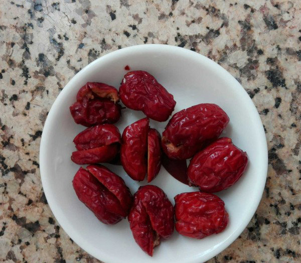 酒酿红枣鸡汤,<a style='color:red;display:inline-block;' href='/shicai/ 2470'>红枣</a>洗净去核