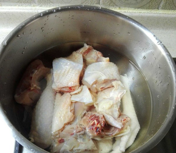 酒酿红枣鸡汤,<a style='color:red;display:inline-block;' href='/shicai/ 107'>鸡</a>肉冷水下锅飞水