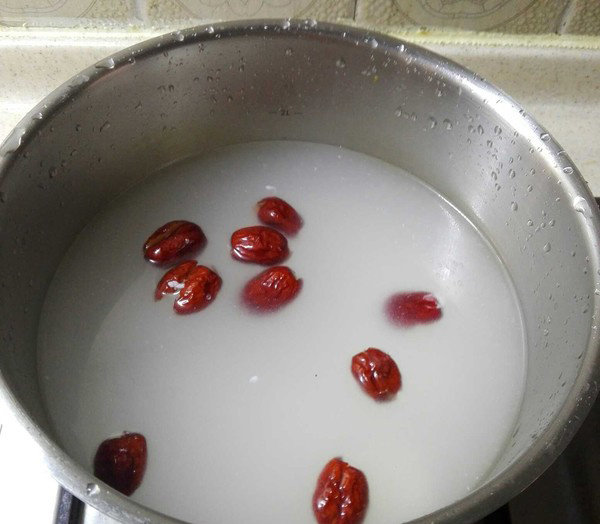 酒酿红枣鸡汤,红枣，<a style='color:red;display:inline-block;' href='/shicai/ 4813'>酒酿</a>加入水煮开