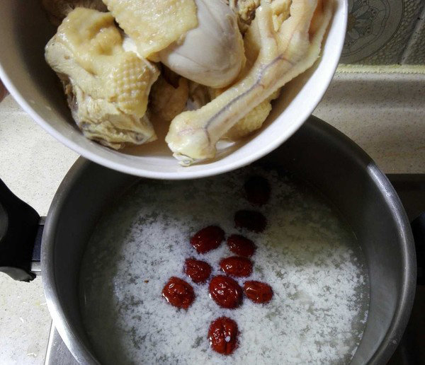 酒酿红枣鸡汤,加入鸡肉