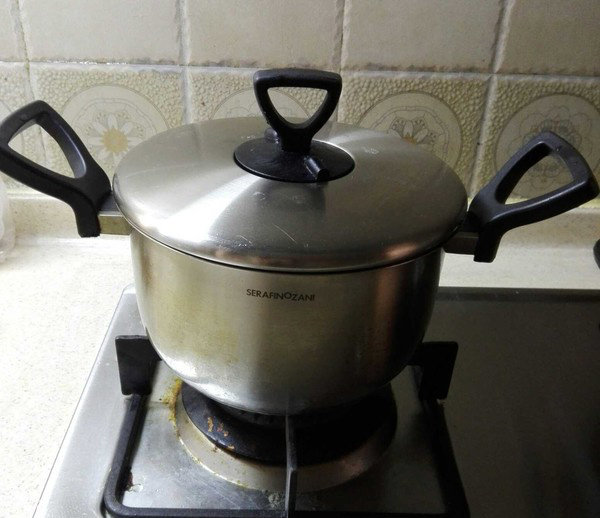 酒酿红枣鸡汤,大火煮开转小火煮1.5小时