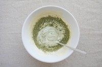 水果干坚果巧克力,然后加入抹茶粉,碾压搅拌均匀